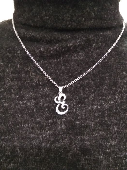 Colar com letra "E"