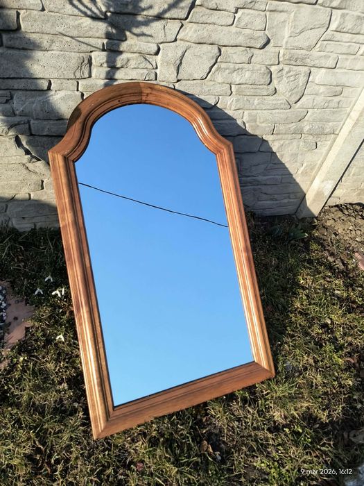 Lustro w drewnianej ramie