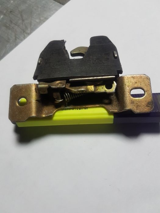 Замок кришки багажника ауді 80б2.(гольф 2.джетта 2.)