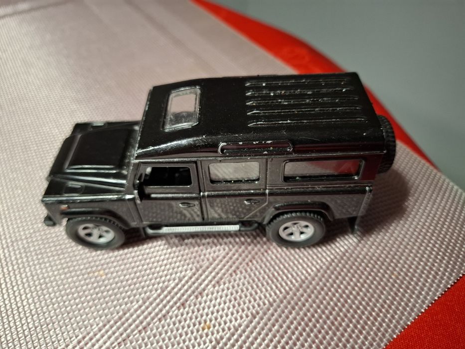 Land rover defender skala 1:31