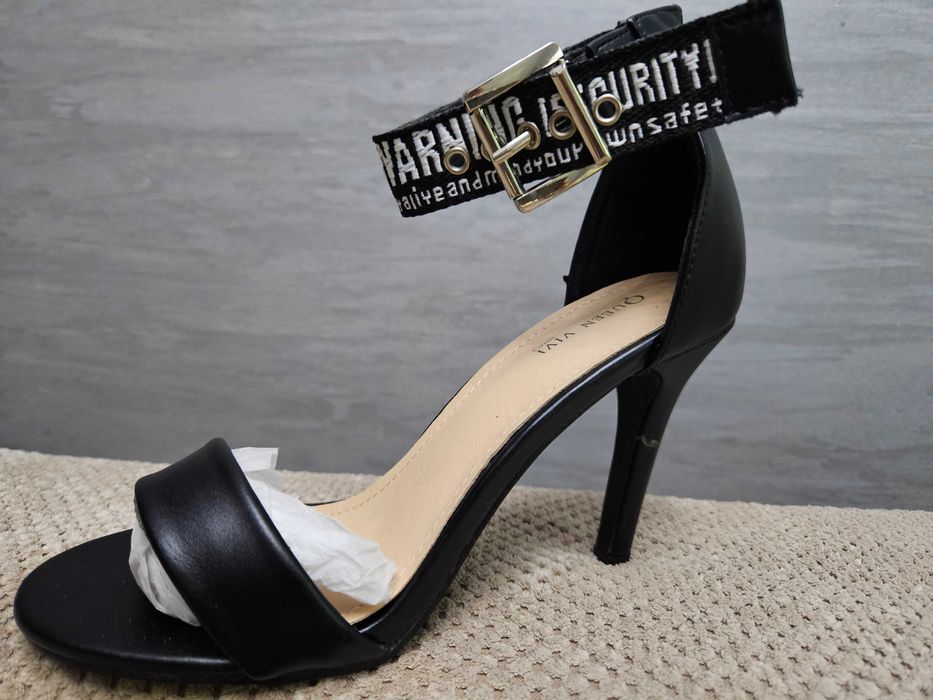 Босоніжки 38 р., на шпильці.