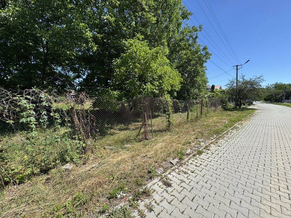 Продається ділянка з широким фасадом.