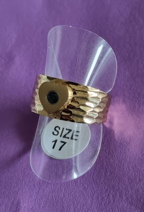 Anel dourado, em aço, coração com pedrinha preta no centro. T17