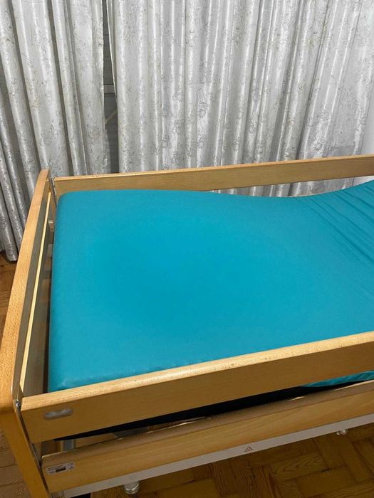 Cama elétrica articulada com guardas laterais