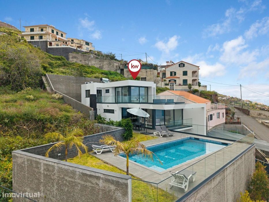 Moradia T3 Contemporânea com Piscina e uma Vista Mar Soberba na Ribeir