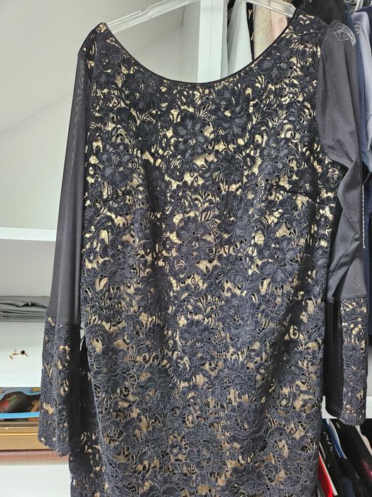 Przepiękna czarna sukienka wieczorowa ze złotymi zdobieniami