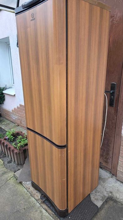 Рабочий холодильник "Indesit", высота 1м.80см. чистый ухоженный.