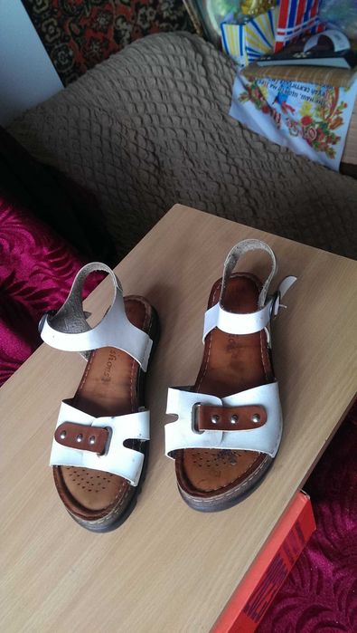 Женские Качественные кожаные сандалии босоножки Tina Shoes 38-го размера, имеют  анатомическую стельку и ребристую подошву