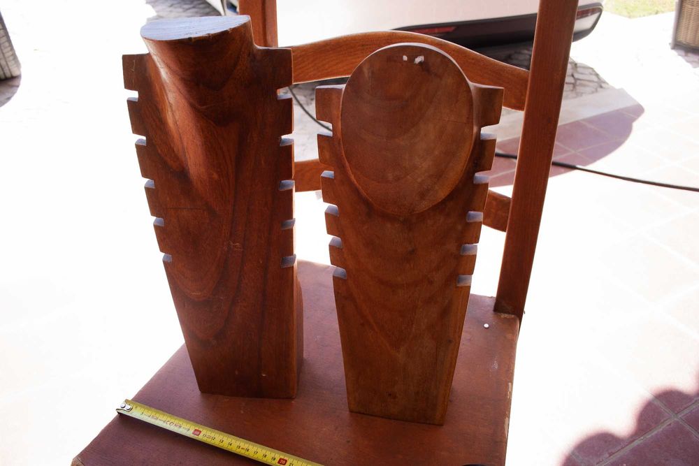 expositores e peças variadas de bijuteria