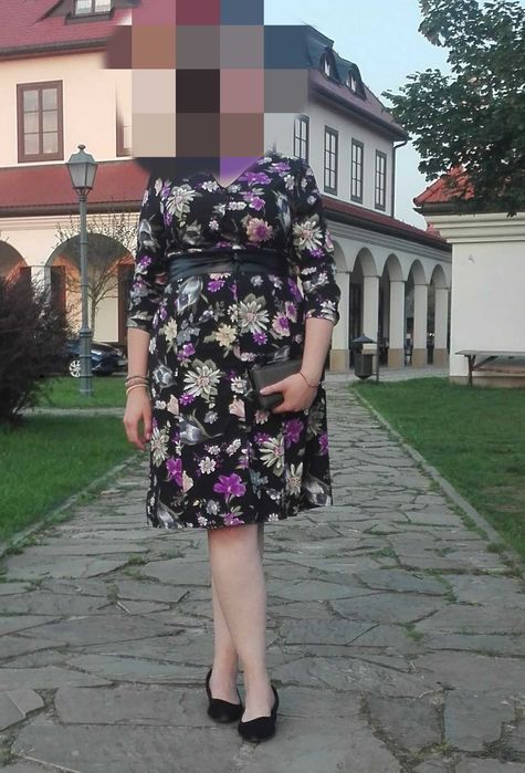 Sukienka w fioletowe kwiaty