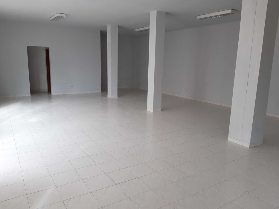 Arrenda-se Espaço Comercial em Fiães