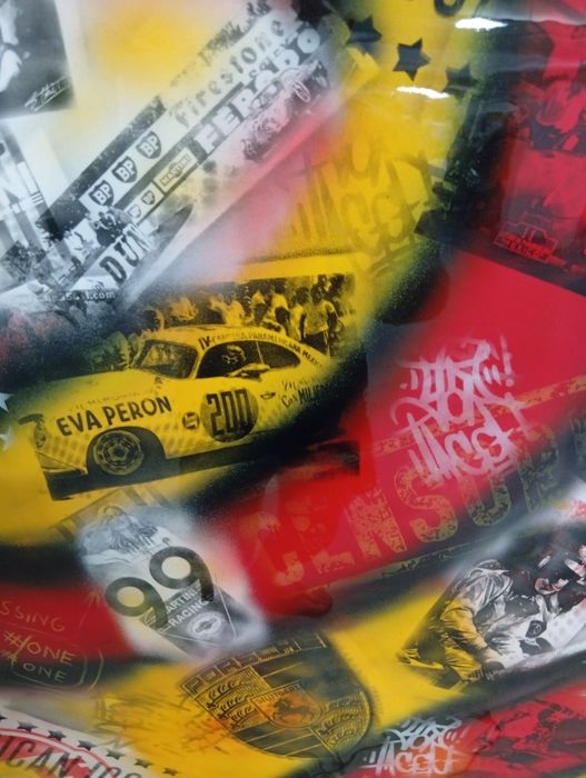 Capo em fibra decorativo com pinturas ilustrativas ao mundo dos carros