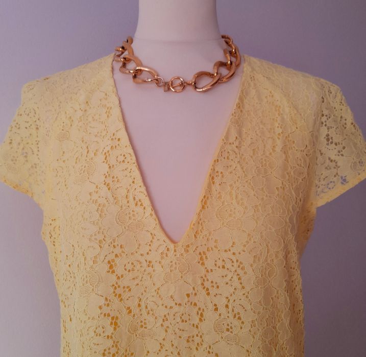Vestido Zara em renda amarela. Tamanho M