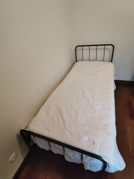 Cama de ferro forjado cinzento escuro