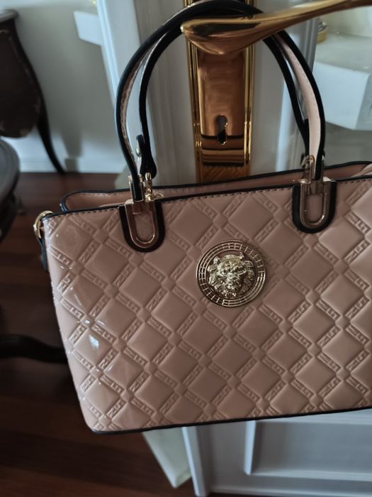 Mala de verniz em tom de beje