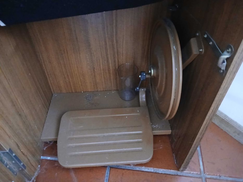 Maquina costura com móvel