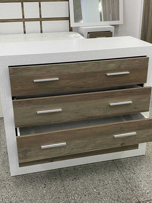 Conjunto de quarto com cómoda e aparador.