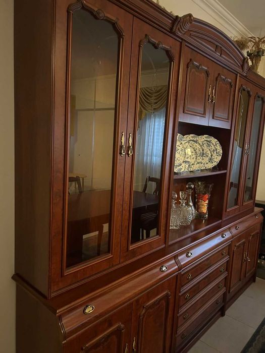Conjunto de Sala de Jantar em Madeira (Mesa, 6 Cadeiras e Vitrine)