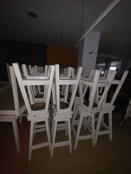 Lote de 15 Mesas altas e 52 bancos bar em madeira