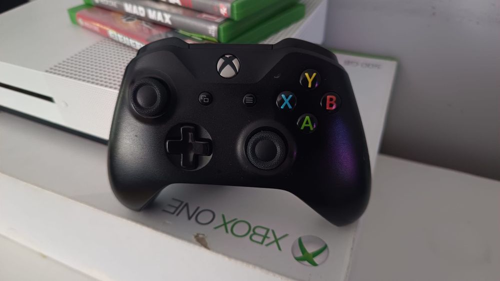 Konsola Xbox one 1 tb  z padem i grmai