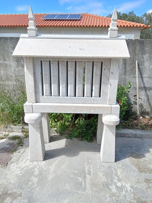 Espigueiro em granito de ponte de lima