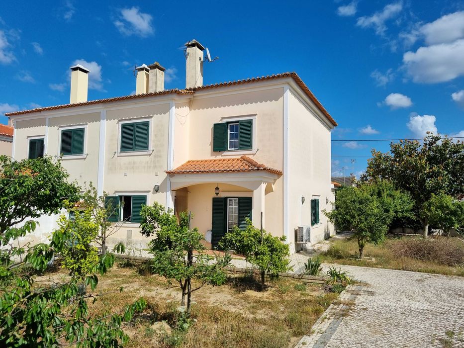 Moradia T4 Duplex Almeirim