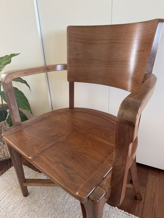 Cadeira com braços antiga