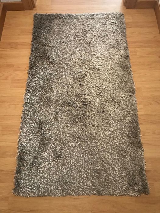 Tapete castanho e dourado