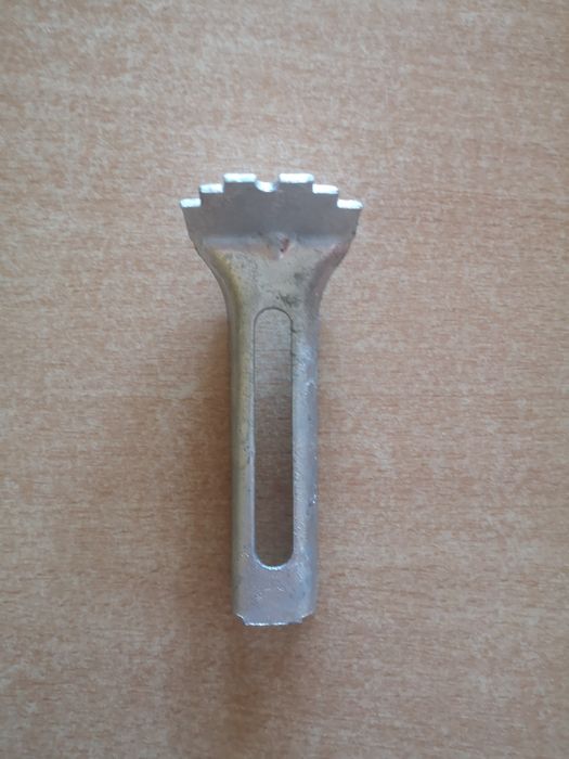 Uchwyt klamra do mocowania krat pomostowych WEMA ocynk