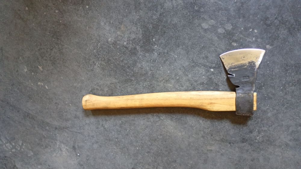 Ręcznie kuta siekiera 1kg / 50cm akacja
