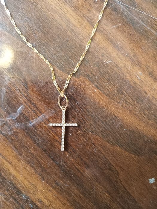 Золотая цепочка с крестиком