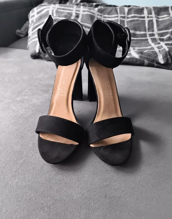 Buty na słupku z zapięciem