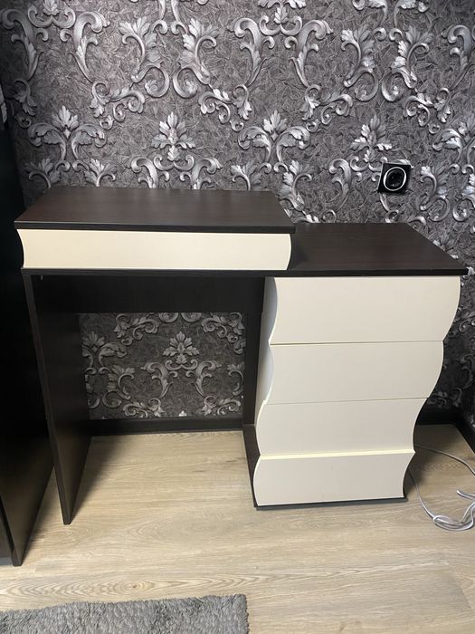 Трюмо туалетний столик з дзеркалом і 4ма ящиками