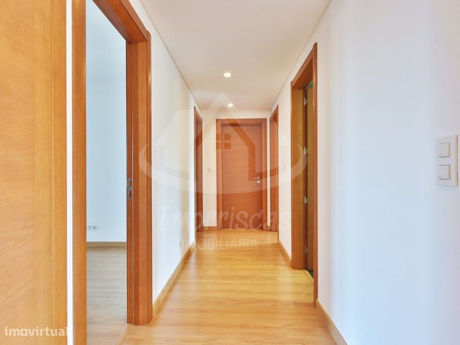 Apartamento T3 com box no Condomínio Blue Garden, em Sacavém