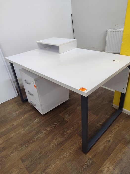 Стол бу на металлической основе, в хорошем состоянии