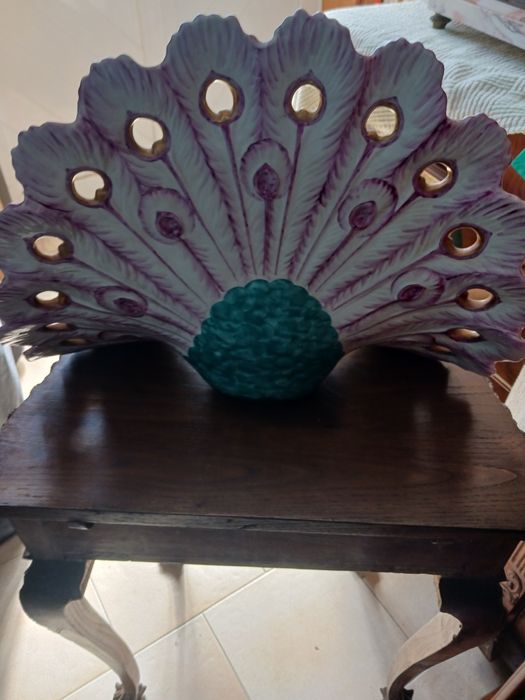 Pavão . Em  cerâmica