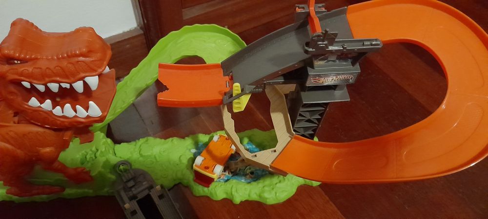 Pista Hotwheels Ataque do dinossauro T-Rex