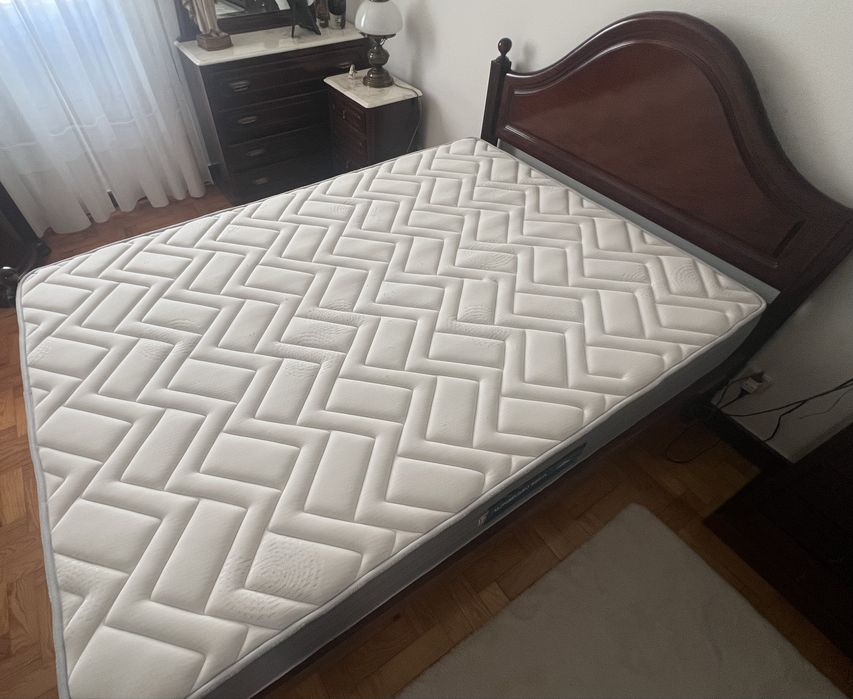 Cama completa em madeira mogno
