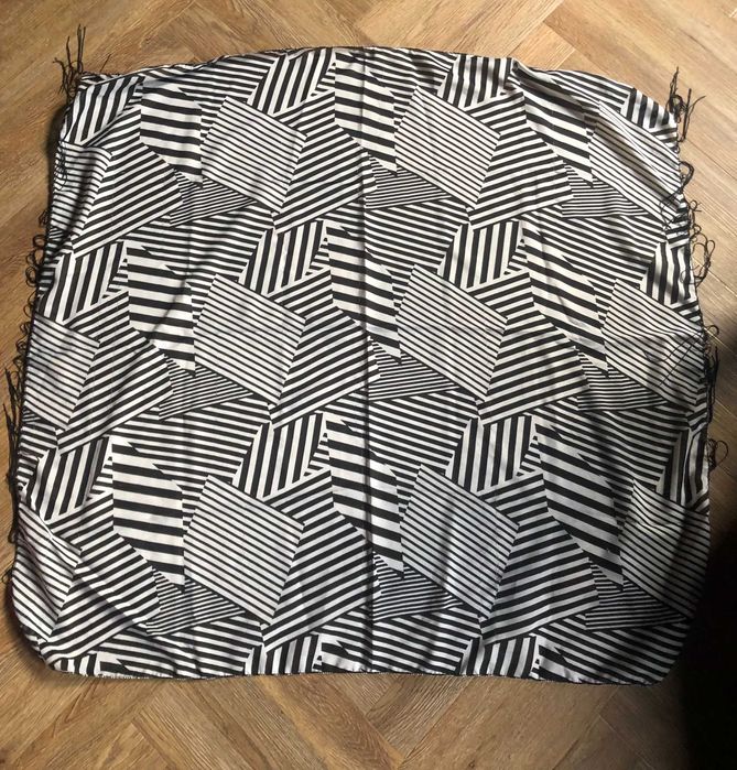 Tally Weijl cienka chusta geometryczny wzór 100x100 cm frędzle stan DB
