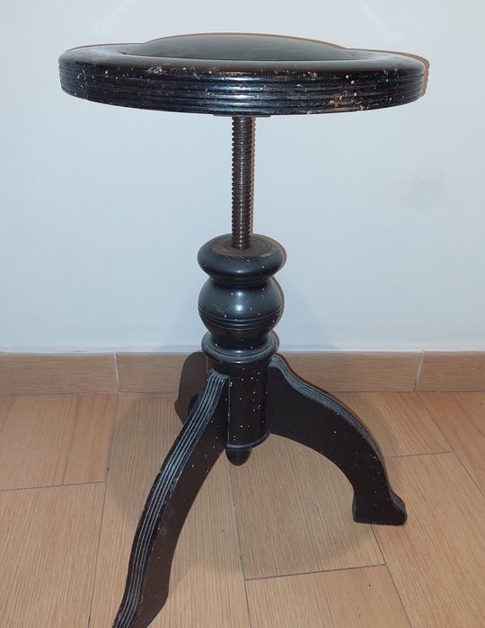 Banco preto com altura ajustável