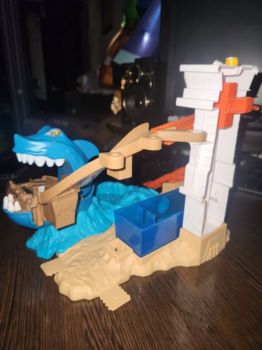 Hot wheels. Хот вілс трек Акула