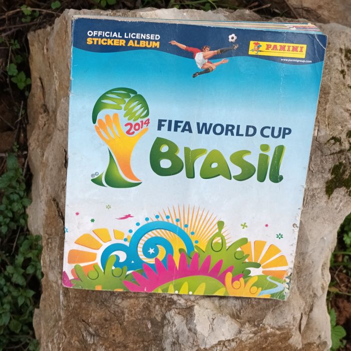 3 Cadernetas de futebol incompletas