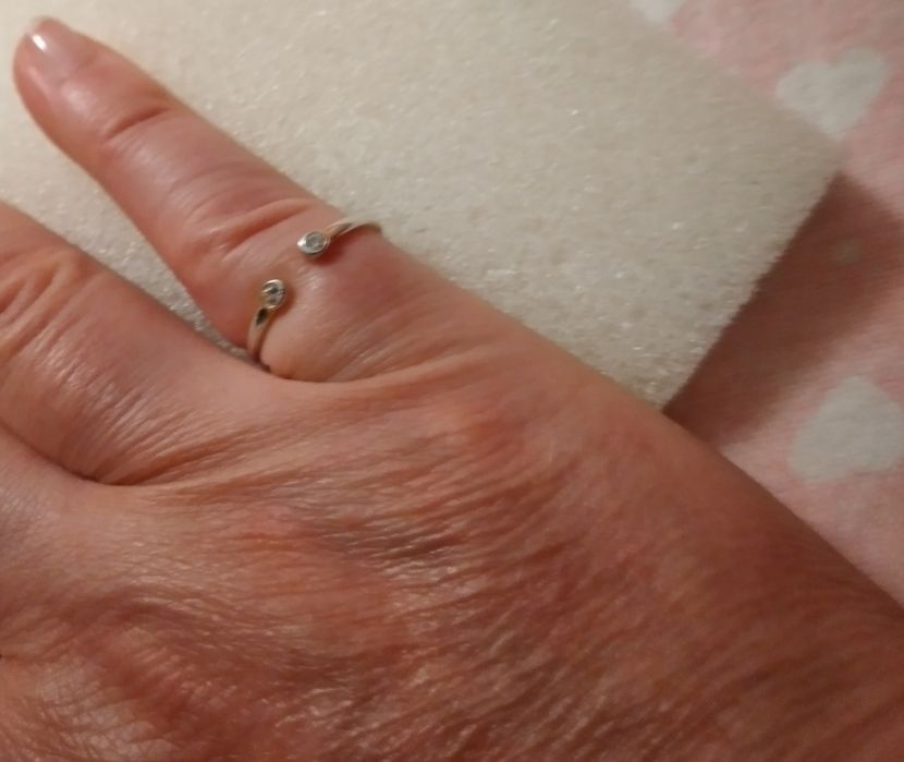 Anel de prata contrastada, ajustável.