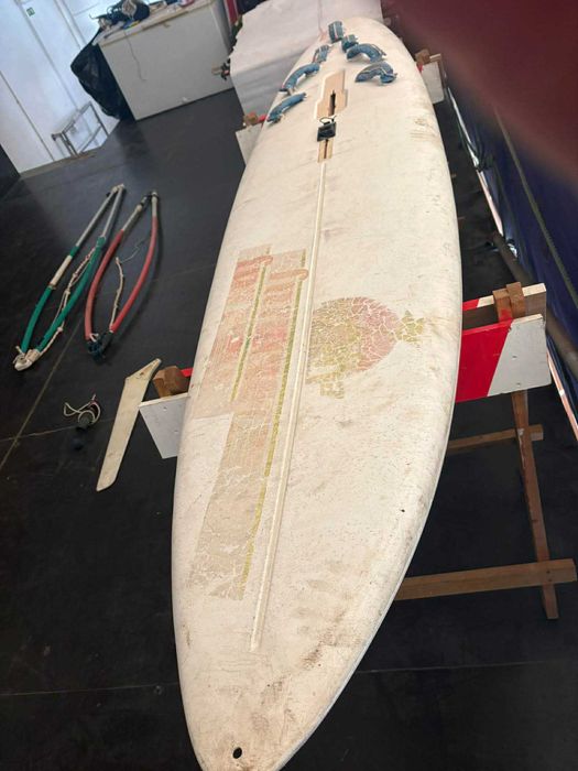 Prancha de windsurf antiga com 2 mastros 2 velas e 2 retrancas