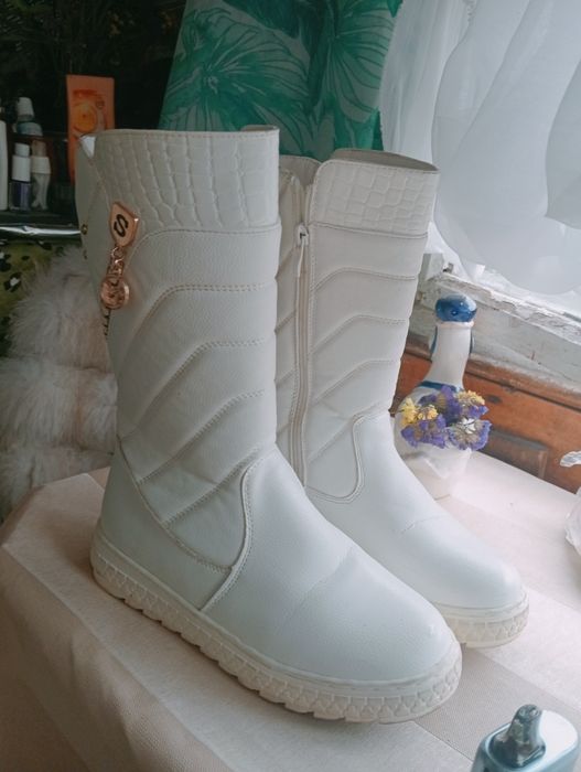 Сапожки белые зимние на меху кожаные очень удобные.