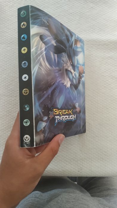 Lote de cartas pokémon antigas e novas de vários raridades e tipos.