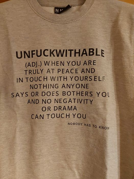 Szara bluza z przesłaniem