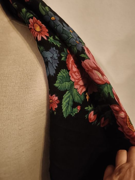 Stara chusta w róże z frędzlami 183