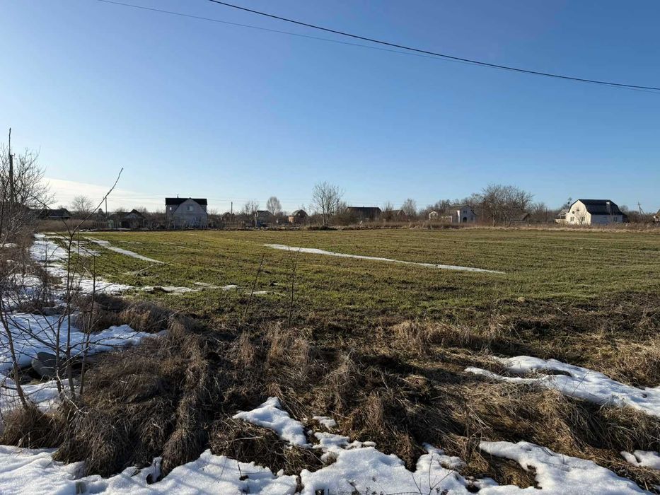 Продам ділянку в смт Літин .Рівна під житлову забудовуПоруч світло газ