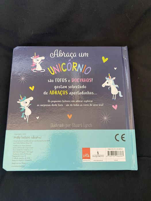 Livro “Abraça um Unicórnio” - com textutas e caoa dura
